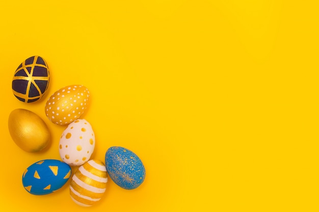 Huevos de Pascua dorados y azules