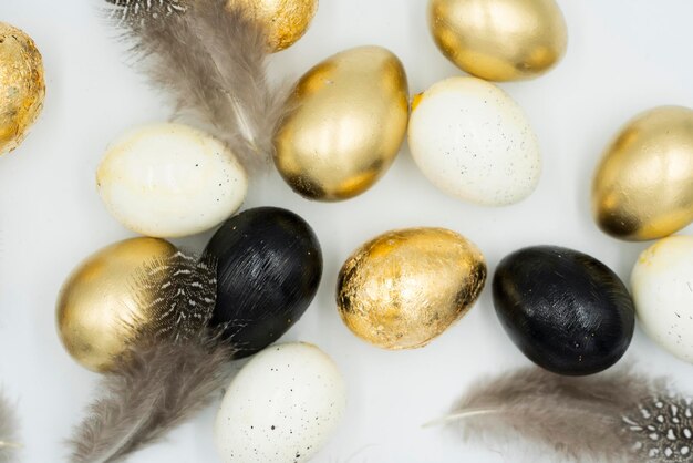 Huevos de Pascua dorados y negros, pluma.