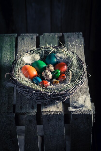 Huevos de Pascua ecológicos en la casa rústica