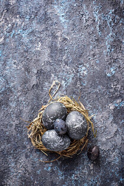 Huevos de Pascua con efecto piedra o mármol.