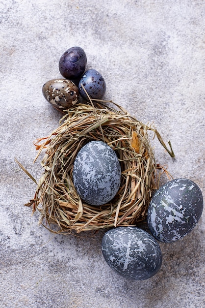 Huevos de Pascua con efecto piedra o mármol.