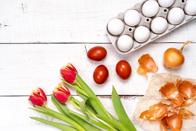 Los huevos de Pascua están pintados con tinte de huevo natural de frutas y verduras, los huevos están pintados con cebolla.