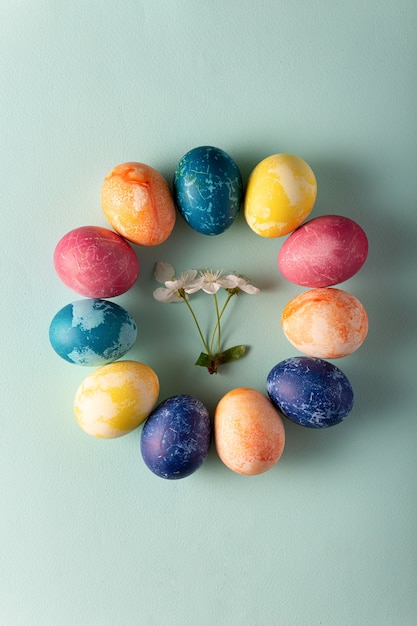 Huevos de Pascua en estilo minimalista sobre fondo azul. Concepto de pascua. Disposición plana