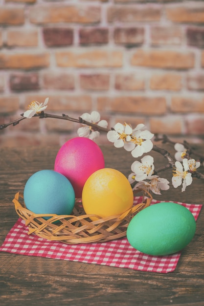 Huevos de pascua festivos coloridos