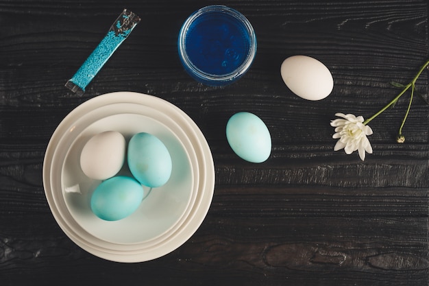 huevos de pascua, fiesta tradicional en mesa de madera