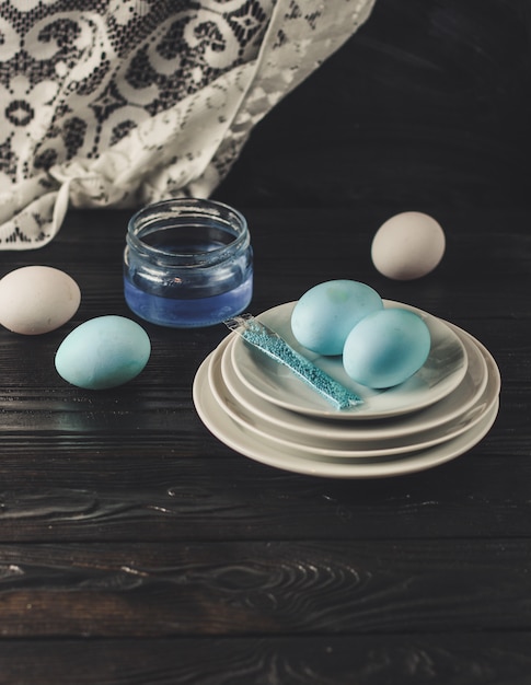 huevos de pascua, fiesta tradicional en mesa de madera