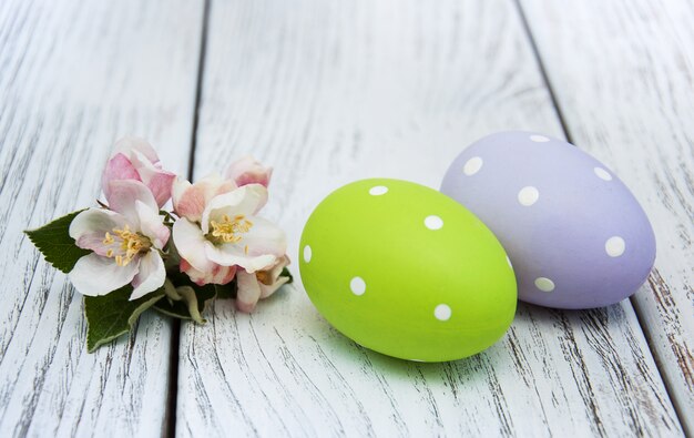 Huevos de pascua y flor de manzana