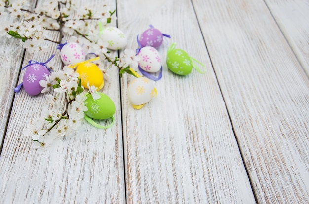 Huevos de Pascua y flor de primavera