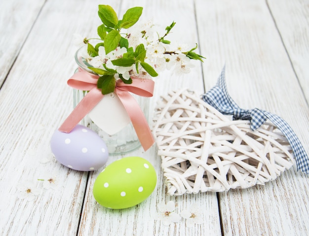 Foto huevos de pascua y flor de primavera