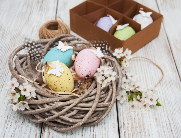 Huevos de Pascua y flor de primavera