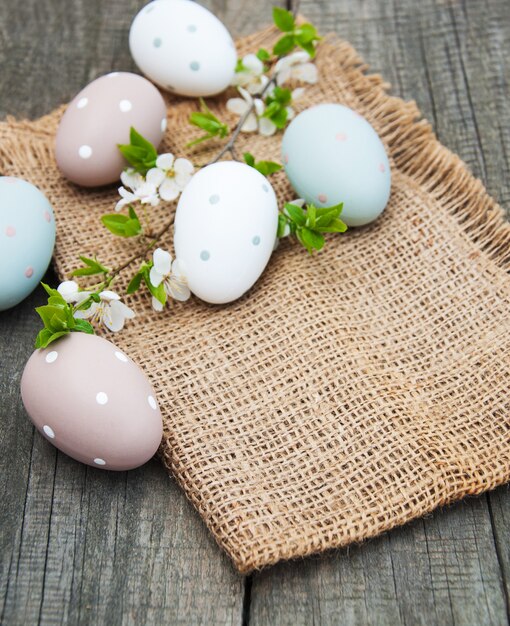 Huevos de Pascua y flor de primavera