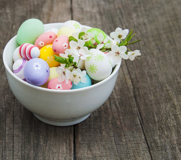 Huevos de Pascua y flor de primavera