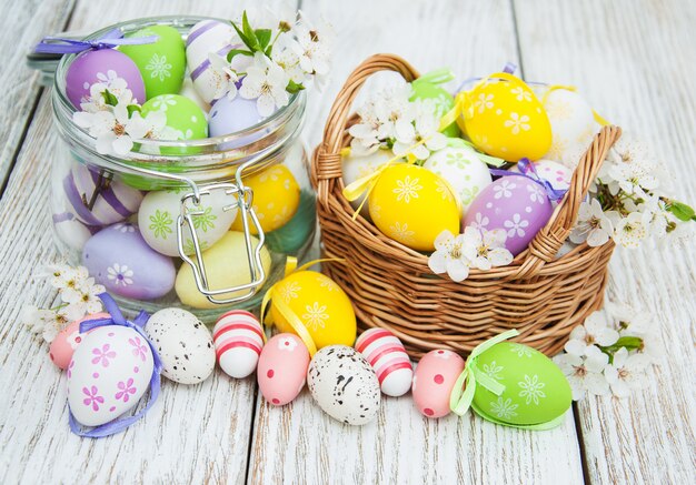 Huevos de Pascua y flor de primavera