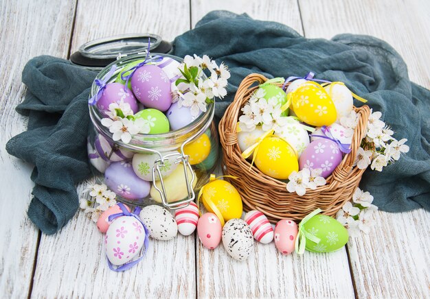 Huevos de Pascua y flor de primavera