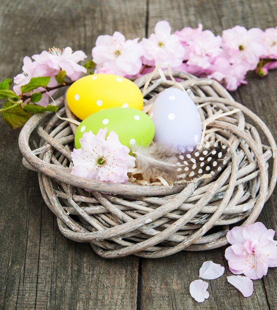 Huevos de Pascua y flor de sakura