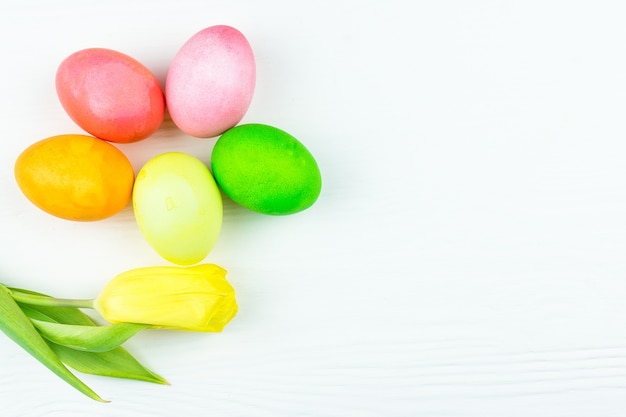 Huevos de pascua y una flor