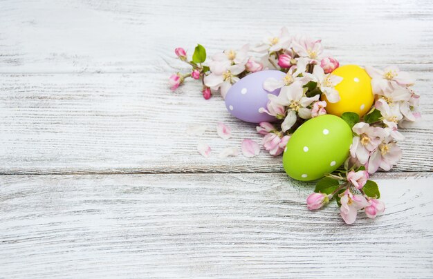 Huevos de pascua con flor