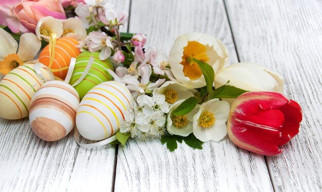 Huevos de pascua con flor