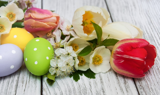 Huevos de pascua con flor