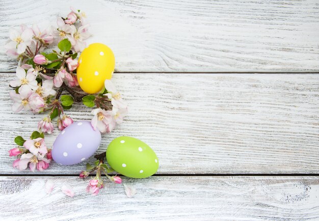 Huevos de pascua con flor