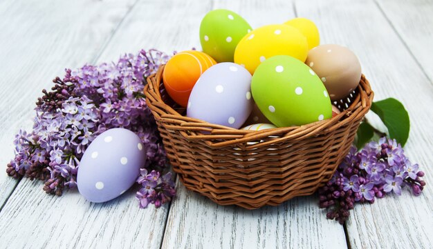 Huevos de Pascua y flores frescas de color lila