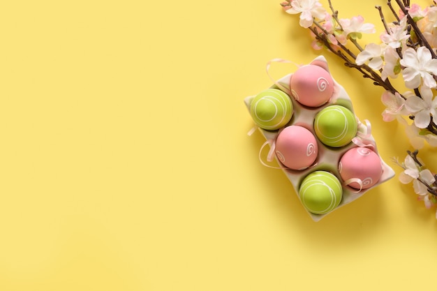 Huevos de Pascua y flores de primavera en amarillo