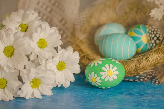 Huevos de Pascua con flores de primavera en mesa