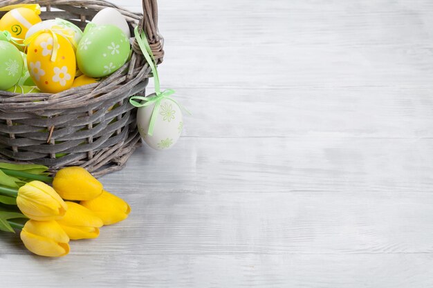 Huevos de Pascua y flores de tulipán.