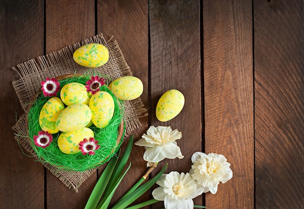 Huevos de pascua y flores