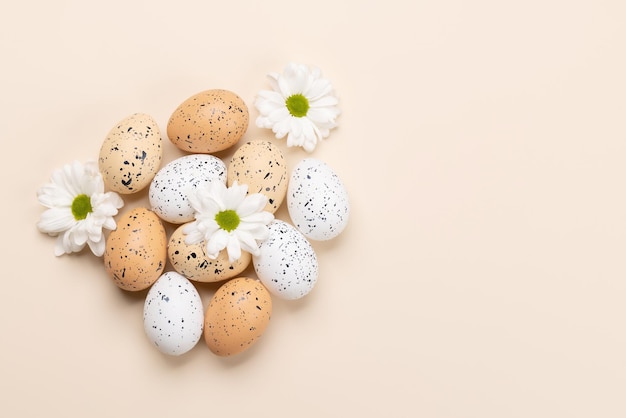 Huevos de pascua y flores