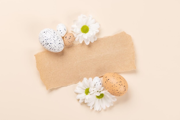 Huevos de pascua y flores