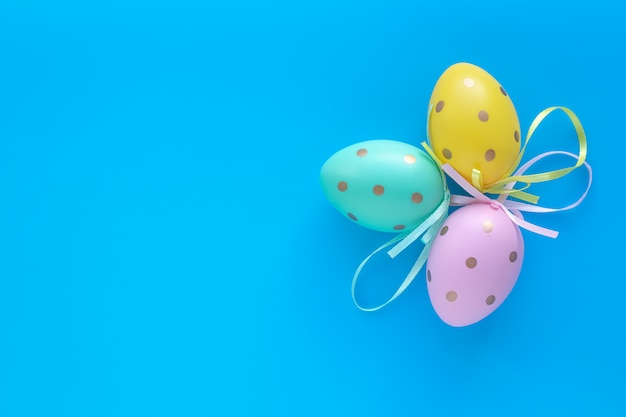 Huevos de Pascua en un fondo azul, tarjeta de regalo con espacio de copia. Colorido huevo pascual.