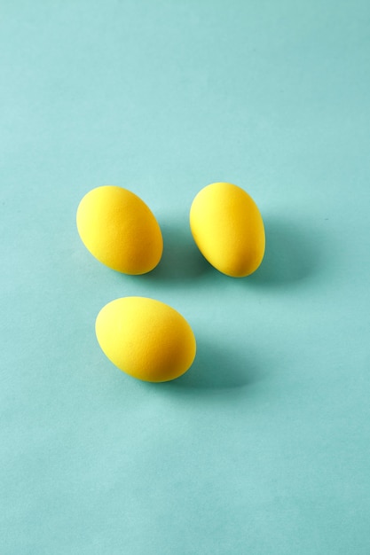 Huevos de Pascua en un fondo azul.