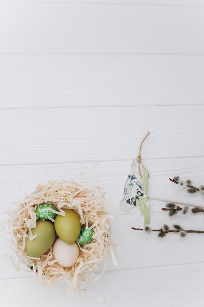 Huevos de Pascua en un fondo blanco