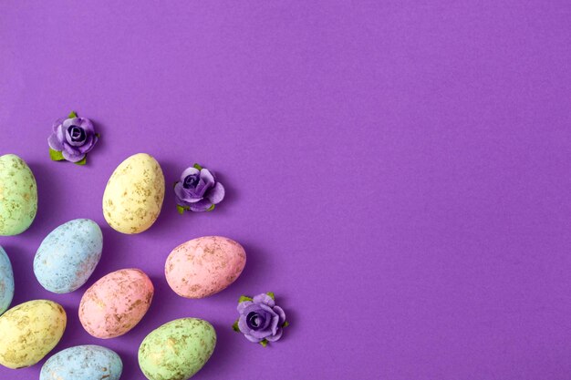 Huevos de Pascua en un fondo de color Estandarte festivo con espacio de copia