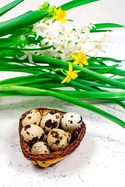 Huevos de pascua en el fondo y flores.