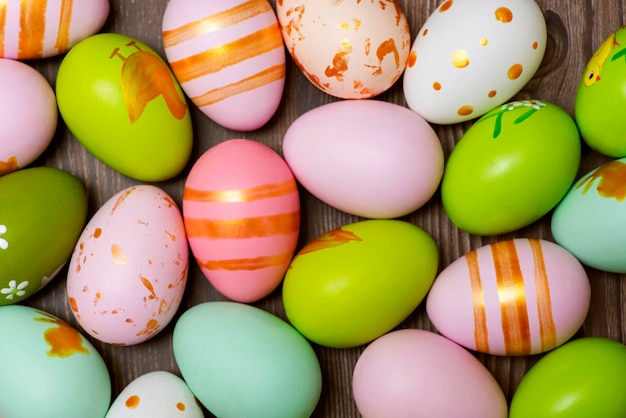 Huevos de Pascua en fondo de madera huevos de pascua coloridos en fondo de leña