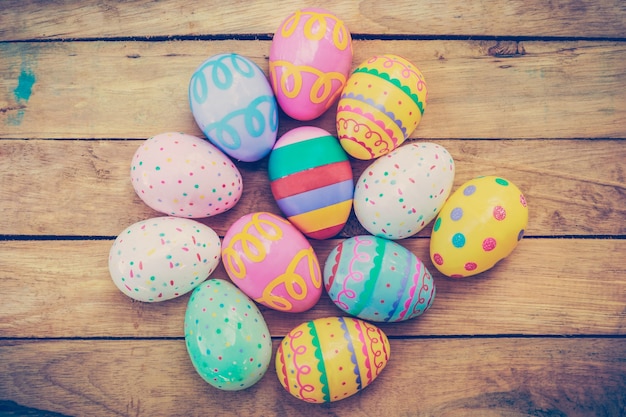 Huevos de Pascua en fondo de madera con tono vintage.