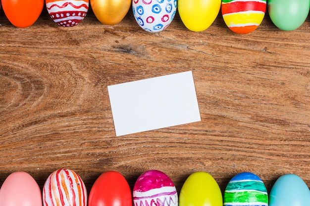 Foto huevos de pascua en el fondo de madera