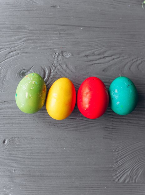 huevos de Pascua en un fondo de madera