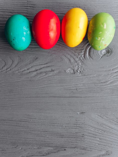 huevos de Pascua en un fondo de madera