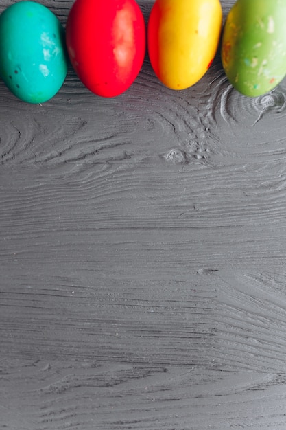 huevos de Pascua en un fondo de madera