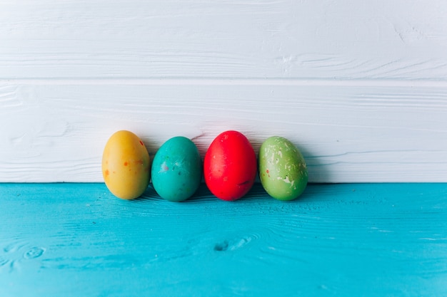 huevos de Pascua en un fondo de madera