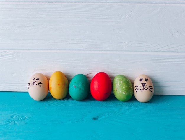 huevos de Pascua en un fondo de madera