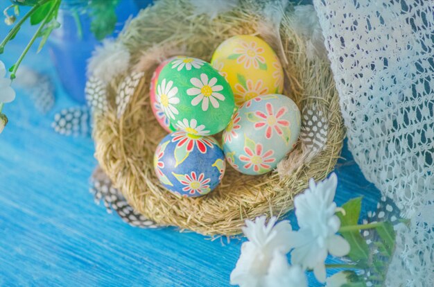 Huevos de Pascua en el fondo de madera