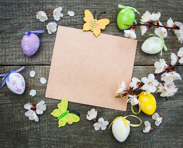 Huevos de Pascua y fondo de nota en blanco