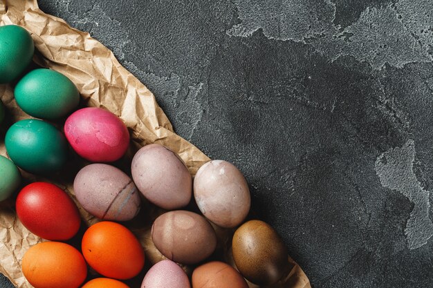 Huevos de Pascua en un fondo oscuro