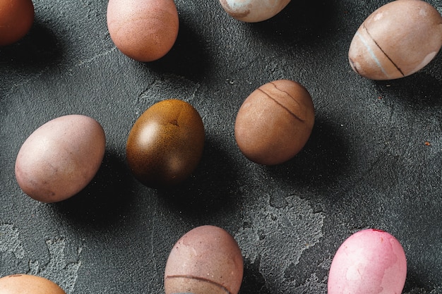 Huevos de Pascua en un fondo oscuro