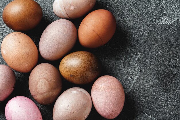 Huevos de Pascua en un fondo oscuro