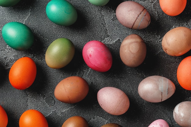 Huevos de Pascua en un fondo oscuro